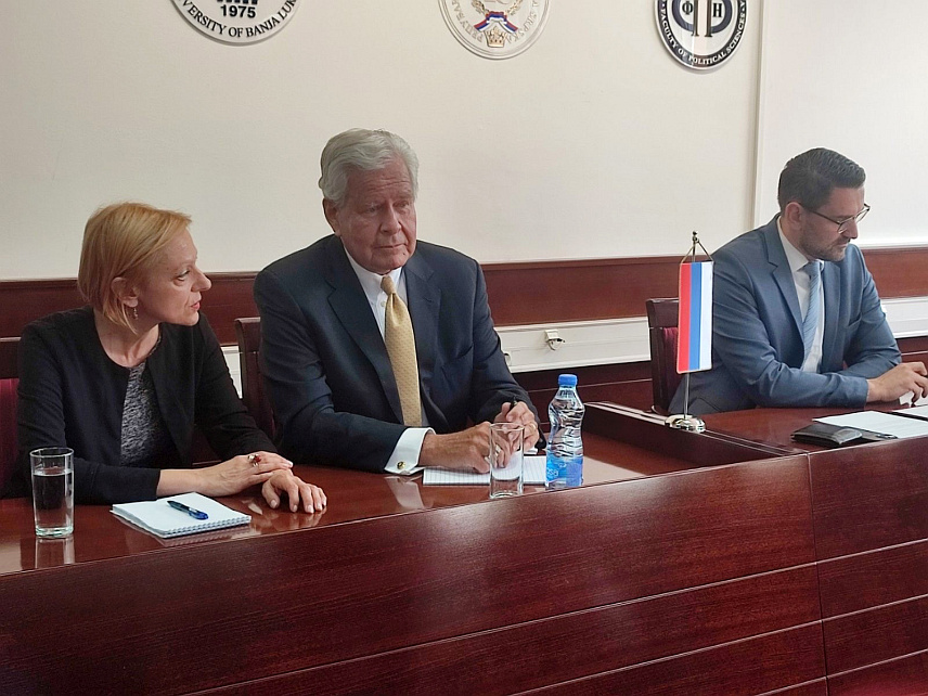 БАЊАЛУКА, 15. МАЈА /СРНА/ - Министар за европске интеграције и међународну сарадњу Републике Српске Златан Клокић и бивши конгресмен Роберт Мекјуен на панел дискусији "Америчка спољна политика: улога Конгреса и лобирање" .