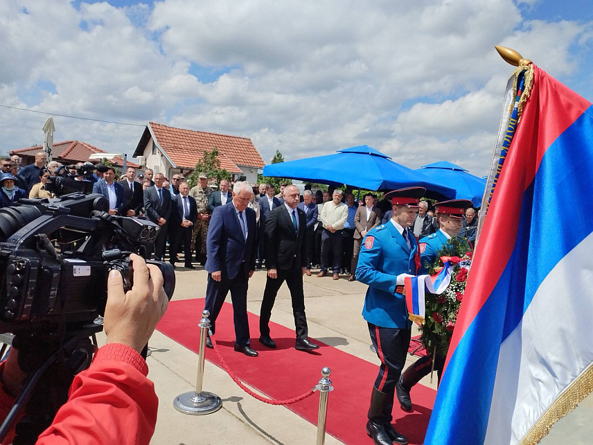 БИЈЕЉИНА, 15. МАЈА /СРНА/ - Породице убијених припадника ЈНА у Тузли прије 32 године, као и они који су преживјели тај злочин муслиманских снага, те представници институција Републике Српске одали су данас у Бијељини почаст за 54 невине жртве и од међународне јавности затражили поштовање за све српске жртве из протеклог рата у БиХ.