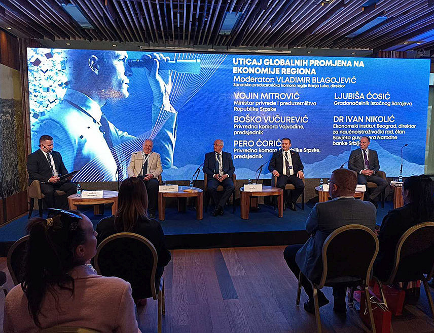 ЈАХОРИНА, 15. МАЈА /СРНА/ - Предсједник Савеза општина и градова Републике Српске Љубиша Ћосић изјавио је данас на Јахорини да локалне заједнице и њихова привреда осјећају негативне ефекте дешавања у еврозони, те да је потребно осмислити шири пакет подршке страним инвеститорима, али и помоћи домаћим.