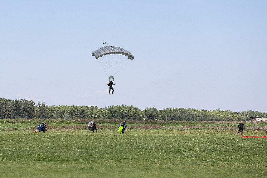 БЕОГРАД, 15. МАЈА /СРНА/ - Tрадиционална падобранска манифестација "Балкански скок пријатељства 2024" почела је данас на спортском аеродрому "Лисичји јарак" код Београда уз учешће око 100 падобранаца из 12 земаља свијета.