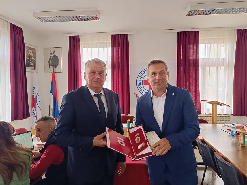 ПАЛЕ, 15. МАЈА /СРНА/ - На Палама је данас одржана Скупштина Црвеног крста Републике Српске на којој су током свечаног дијела уручена признања истакнутим појединцима и волонтерима ове организације из Српске и Србије.