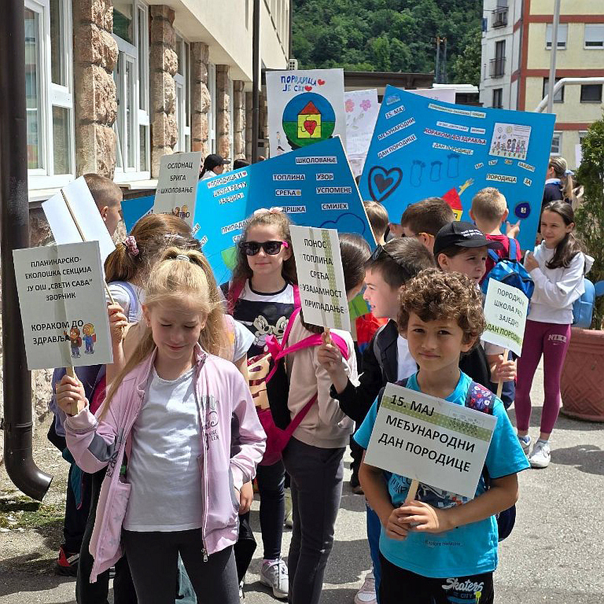 ЗВОРНИК, 15. МАЈА /СРНА/ - Породичном шетњом под слоганом "Кораком до здравља" од од центра града, односно Основне школе /ОШ/ "Свети Сава" до средњовјековне тврђаве Ђурђев град, данас је почело обиљежавање 21. маја - Дана Зворника и 614 година његовог постојања.
