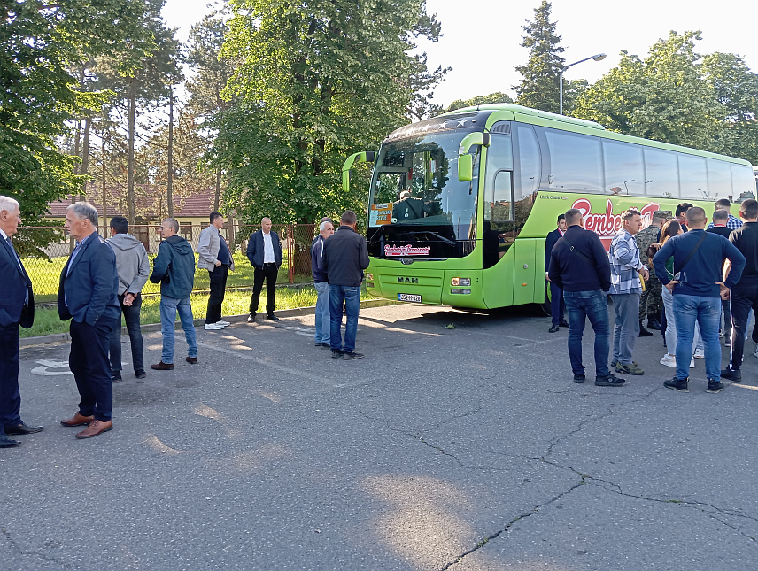 БИЈЕЉИНА, 15. МАЈА /СРНА/ - Грађани Бијељине, преживјели учесници "Тузланске колоне" , чланови породица пострадалих, борци Војске Републике Српске /ВРС/ кренули су аутобусом у Тузлу на обиљежавање 15. маја, дана када су 1992. године, приликом мирног и по ранијем договору напуштања касарне, мучки побијени војници ЈНА.