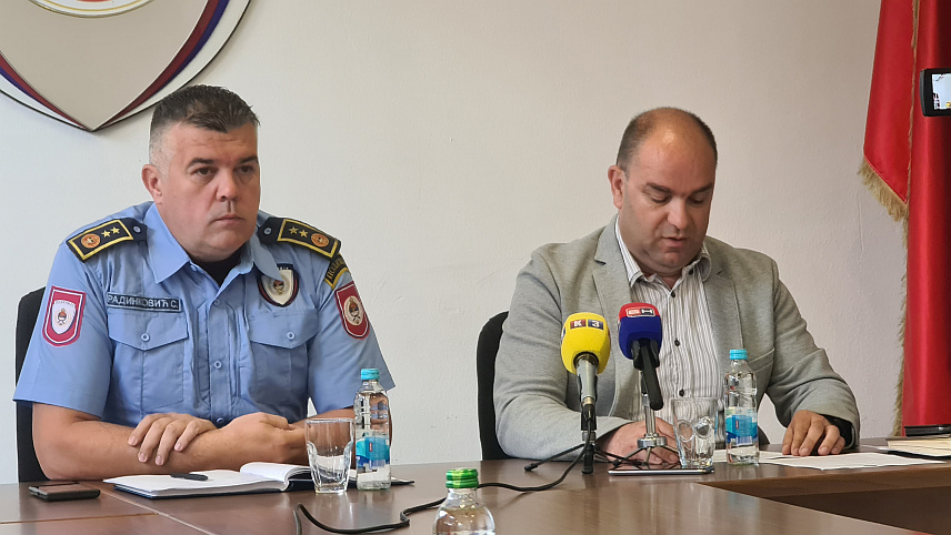 ДОБОЈ, 16. МАЈА /СРНА/ - Начелник Полицијске управе Добој Слободан Радинковић и начелник Сектора криминалистичке полиције Драган Сушић на конференцији за новинаре.