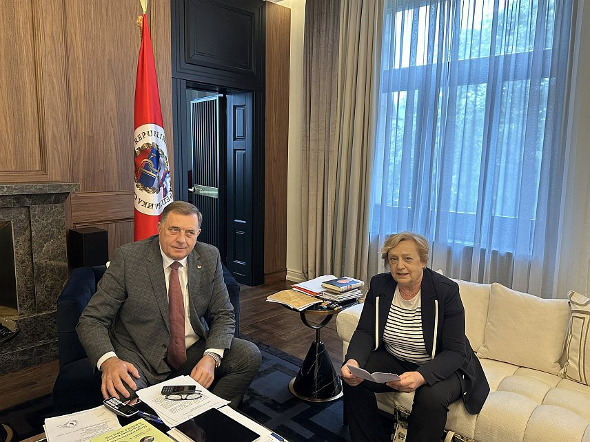 БАЊАЛУКА, 16. МАЈА /СРНА/ - Предсједник Републике Српске Милорад Додик договорио је данас са предсједником Женског рукометног клуба "Борац" из Бањалуке Надом Тешановић да буду ријешени финансијски проблеми клуба како би наставили да несметано функционишу и остварују још боље резултате.