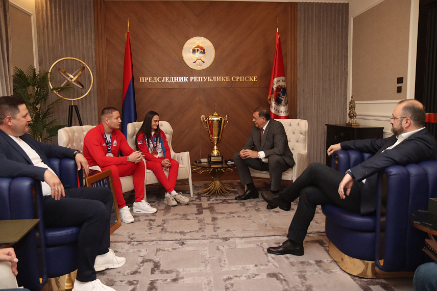 БАЊАЛУКА, 16. МАЈА /СРНА/ - Предсједник Републике Српске Милорад Додик угостио је у Палати Републике боксере из Српске који су на Европском првенству освојили медаље за репрезентацију Србије./ФОТО Борислав Здриња/