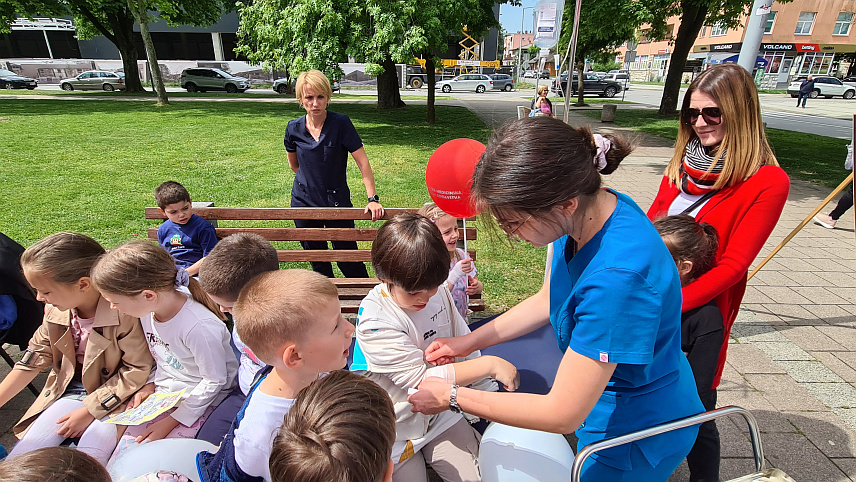 ДОБОЈ, 16. МАЈА /СРНА/ - У Парку народних хероја у Добоју данас су, поводом Дана породице и Дана сестринства, најмлађим суграђанима представљене активности и услуге које пружају здравствени радници.