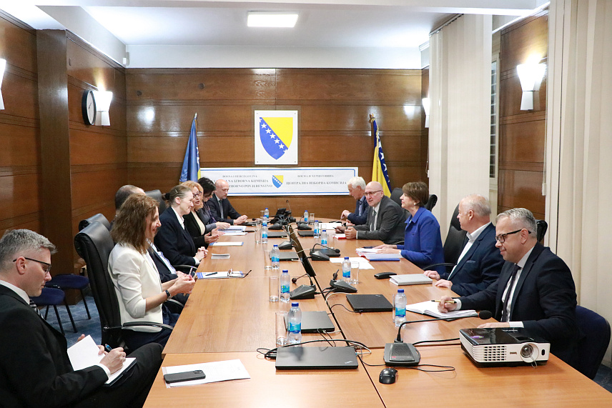 САРАЈЕВО, 16. МАЈА /СРНА/ - У оквиру посјете БиХ директор Центра ОЕБС-а за превенцију сукоба Кетрин Ферон разговарала је данас са предсједником и члановима Централне изборне комисије /ЦИК/ БиХ о активностима које спроводи ЦИК на организацији локалних избора у БиХ заказаних за 6. октобар са фокусом на изазове са којим се Комисија сусреће у раду.