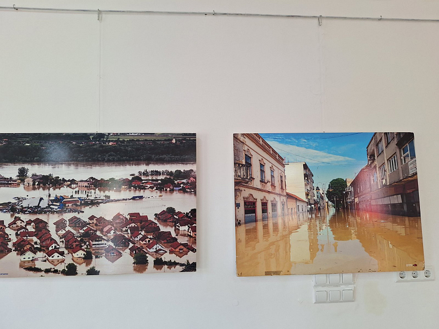 ШАМАЦ, 16. МАЈА /СРНА/ - Отворена изложба фотографија катастрофалне поплаве из 2014. године и приказан видео.