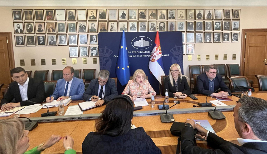 БЕОГРАД, 16. МАЈА /СРНА/ - Представници синдиката просвјете и министри просвјете и правде Србије договорили су данас да се у у текст измјена Кривичног законика, које се припремају, уврсти посебно кривично дјело којим ће се санкционисати напад на раднике у просвјети.