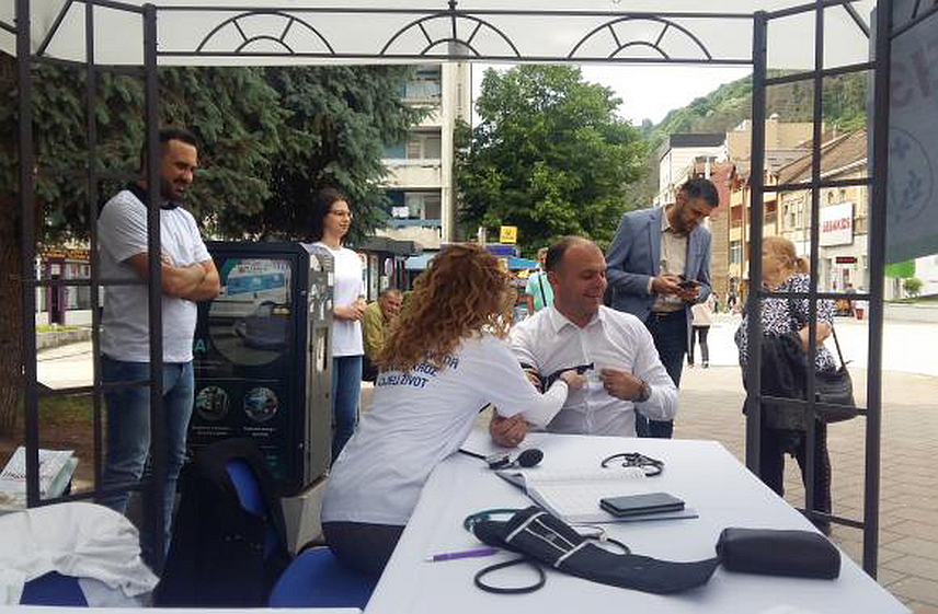 ЗВОРНИК, 16. МАЈА /СРНА/ - У Зворнику је Служба породичне медицине Дома здравља бесплатним мјерењем крвног притиска грађанима данас обиљежила Свјетски дан борбе против хипертензије.