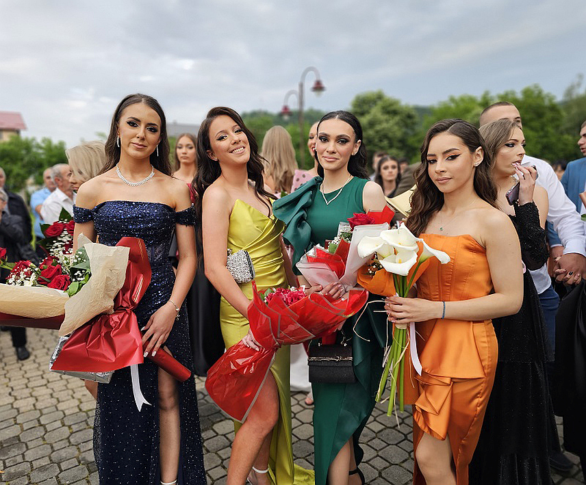 УГЉЕВИК, 16. МАЈА /СРНА/ - Традиционалним дефилеом градским улицама у пратњи трубача матуранти Средњошколског центра "Михаило Петровић Алас" обиљежили су вечерас завршетак школовања и славље наставили матурском прославом у хотелу "Атлас".
