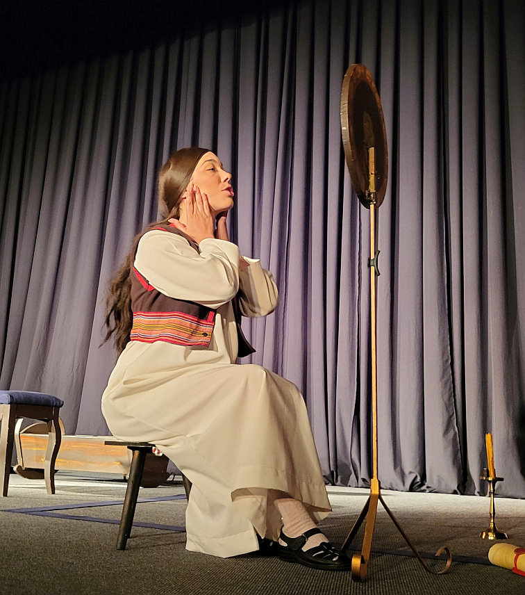 ПАЛЕ, 16. МАЈА/СРНА/ - На Палама је вечерас одиграна монодрама “Јефимија- Јелена Мрњавчевић“ , режисера Жељка Милошевића која говори о једној од најбитнијих жена у историји Срба.