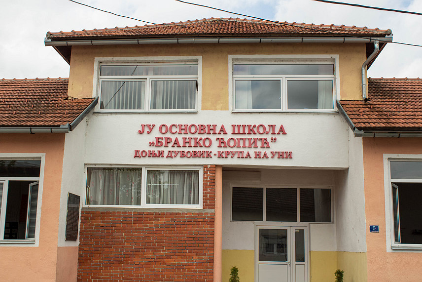 КРУПА НА УНИ, 16. МАЈА /СРНА/ - У Основној школи "Бранко Ћопић" у Доњем Дубовику, административном центру општине Крупа на Уни, уписана су три првачића, два мање него прошле године.