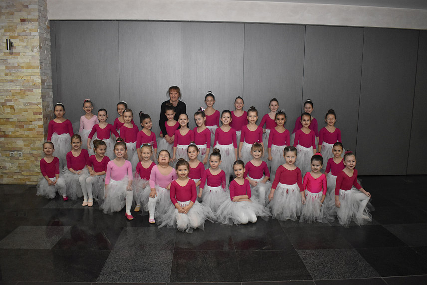 ПРИЈЕДОР, 16. МАЈА /СРНА/ - Брижита Карабашић више од 35 година бави се педагогијом у балету, балетску школу уписала је кад је имала осам година, а и прије тога плесала је рекреативно.