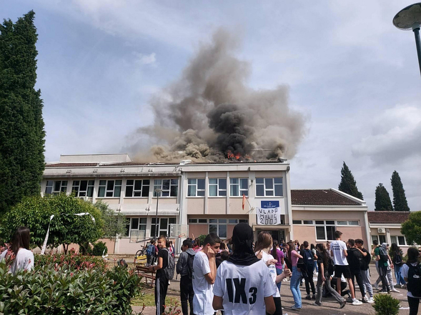 ПОДГОРИЦА, 17. МАЈА /СРНА/ - Полуматуранти подгоричке ОШ "Владо Милић" у Подгорици запалили су кров те образовне установе током бакљаде којом су обиљежавали крај школовања у тој основној школи.
