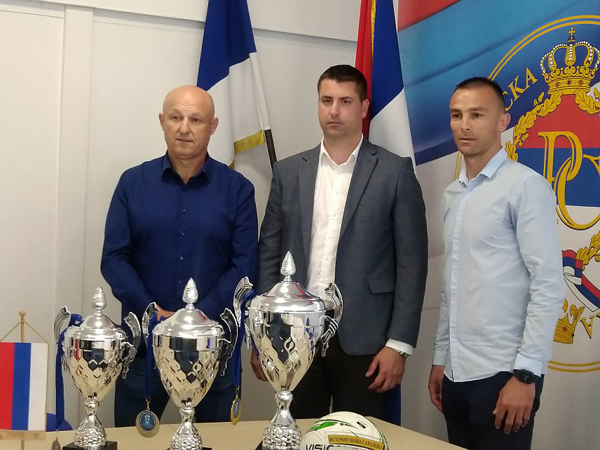ИСТОЧНО НОВО САРАЈЕВО, 17. МАЈА /СРНА/ - Начелник општине Источно Ново Сарајево Јован Катић, Милан Чабрић директор Агенције "Интер спорт френдс" која се бави организацијом дјечијих фудбалских манифестација и координатор Турнира Бранислав Арсенијевић на конференцији за новинаре.