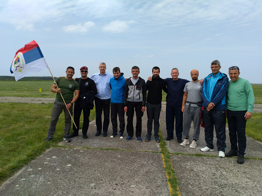 БЕОГРАД, 17. МАЈА /СРНА/ - На спортском аеродрому "Лисичји јарак" код Београда отворена је међународна падобранска манифестација "Балкански скок пријатељства 2024", на којој учествују и падобранске екипе из Републике Српске.