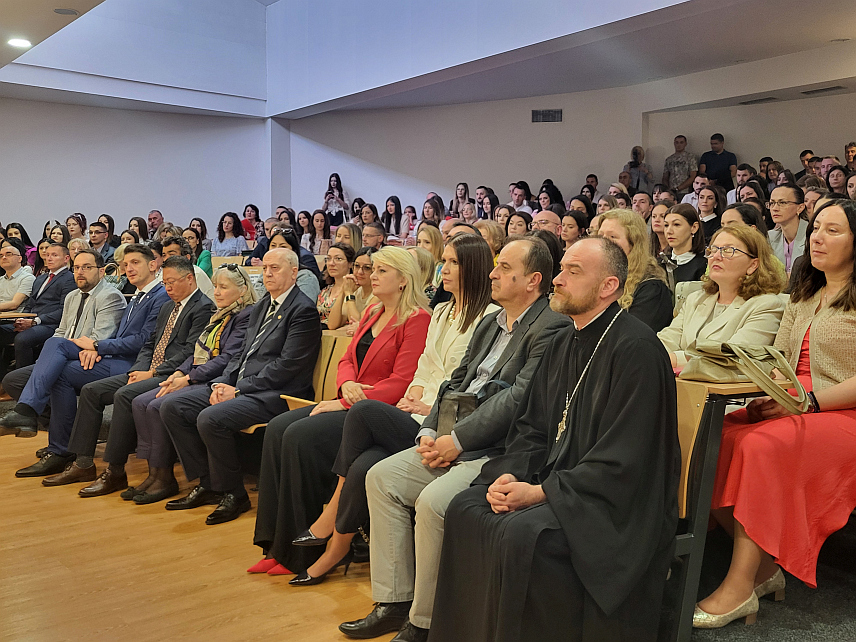 ПАЛЕ, 17. МАЈА /СРНА/ - На Филозофском факултету Универзитета у Источном Сарајеву данас је промовисано 134 дипломираних студената првог и другог циклуса студија ове високошколске установе.