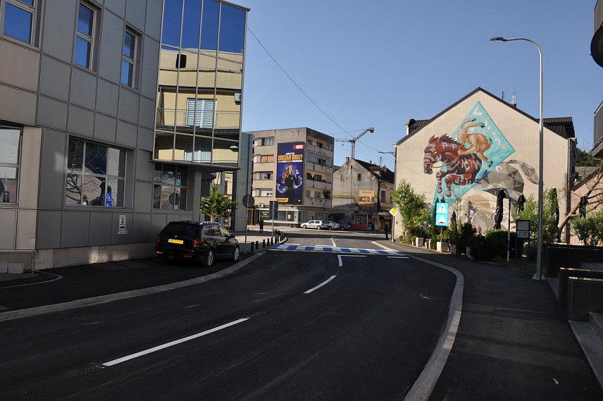 ПРИЈЕДОР, 18. МАЈА /СРНА/ - У Приједору је данас пуштена у саобраћај улица у центру града за чију реконструкцију је издвојен милион КМ.