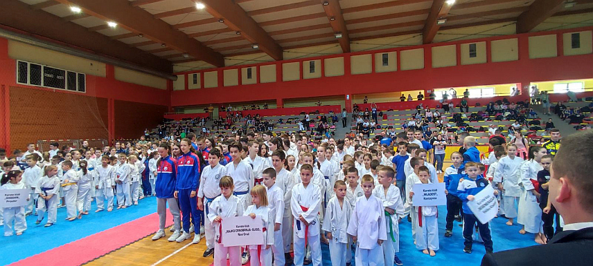 НОВИ ГРАД, 18. МАЈА /СРНА/ - У Новом Граду данас је почео Меморијални карате турнир "Рајко и Младен Црнобрња" који окупио 501 учесника из 21 клуба из Републике Српске и Федерације БиХ.