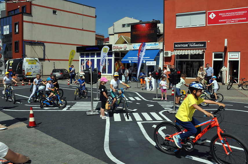 ПРИЈЕДОР, 18. МАЈА / СРНА/ - Око 600 учесника окупило се данас у Приједору на деветој Шестнаестомајској бициклијади која је организована у оквиру манифестација којима се обиљежава Дан града Приједора.