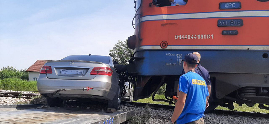 ДОБОЈ, 18. МАЈА /СРНА/ - Локомотива "Жељезница Републике Српске" налетјела је данас на путнички аутомобил на прелазу на излазу из општине Модрича, а повријеђених лица нема.
