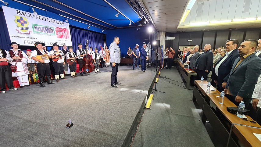 ДОБОЈ, 18. МАЈА /СРНА/ - У Добоју је данас почео Фестивал фолклора, изворне пјесме и музике "Балкански караван" који је окупио културно-умјетничка друштава из Републике Српске, Федерације БиХ и Хрватске, који је отворио предсједник Републике Српске Милорад Додик.