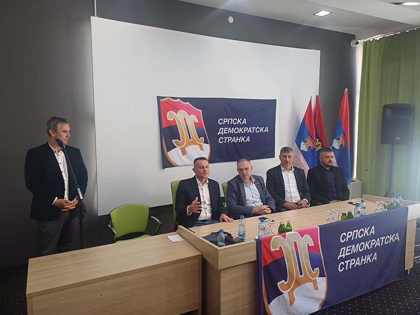 ДЕРВЕНТА, 19. МАЈА /СРНА/ - Предсједник СДС-а Милан Миличевић присуствовао је представљању кандидата СДС-а за градоначелника Дервенте Владе Ковачевића.