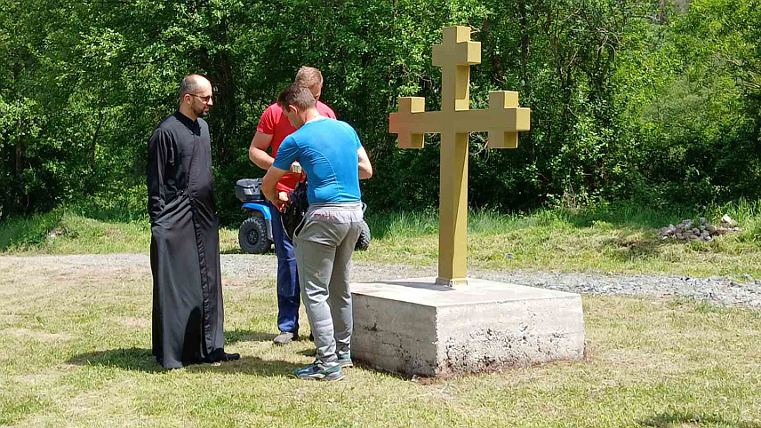 ЛУКАВАЦ, 19. МАЈА /СРНА/ - На молитвишту у српском насељу Горња Бријесница, које припада Лукавцу у Федерацији БиХ /ФБиХ/, данас је поново постављен и освештан крст, након што је у претходном периоду три пута скрављен, а почионици никад нису пронађени.