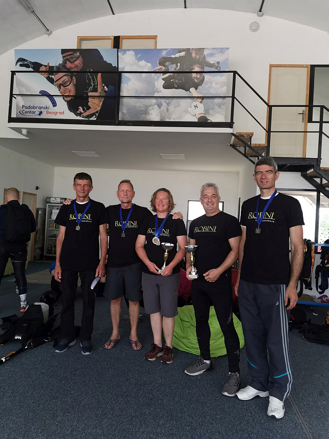 БЕОГРАД, 19. МАЈА /СРНА/ - Такмичари Аеро клуба "Приједор" заузели су треће мјесто на падобранској манифестацији "Балкански скок пријатељства" у Београду, а у екипној конкуренцији побједу су однијеле "Небеске видре" из 63. батаљона Специјалне бригаде Војске Србије.