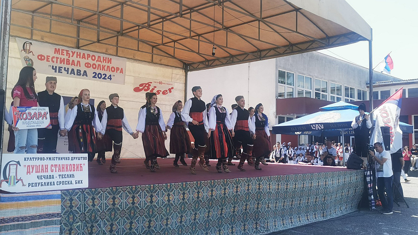 ТЕСЛИЋ, 19. МАЈА /СРНА/ - Међународна смотра фолклора у теслићком насељу Чечава окупила је око 650 учесника из 18 културно-умјетничких друштава из Републике Српске, Србије и Црне Горе.