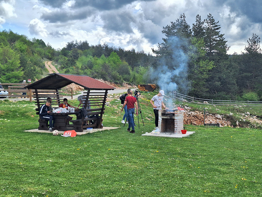 ИСТОЧНО НОВО САРАЈЕВО, 1. МАЈА /СРНА/ - На излетишту на Тврдимићима код амфитеатра "Бели вук" на подручју Источног Новог Сарајева на традиционалном првомајском уранку окупило се свега петнаестак излетника, углавном млађих.