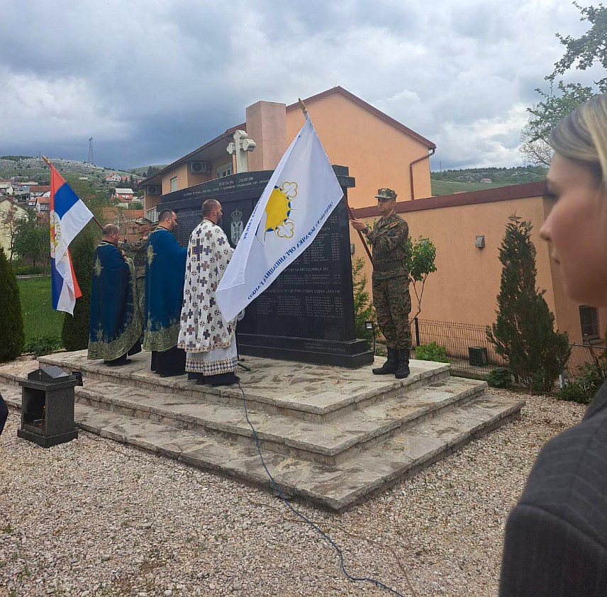 ГАЦКО, 1. МАЈА /СРНА/ - Парастос за 383 страдалих Коњичана у Одбрамбено-отаџбинском рату служен је данас испред споменика на коме су исписана њихова имена у порти Храма Свете Тројице у Гацку, а поводом 2. маја Дана страдања Срба из Коњица.