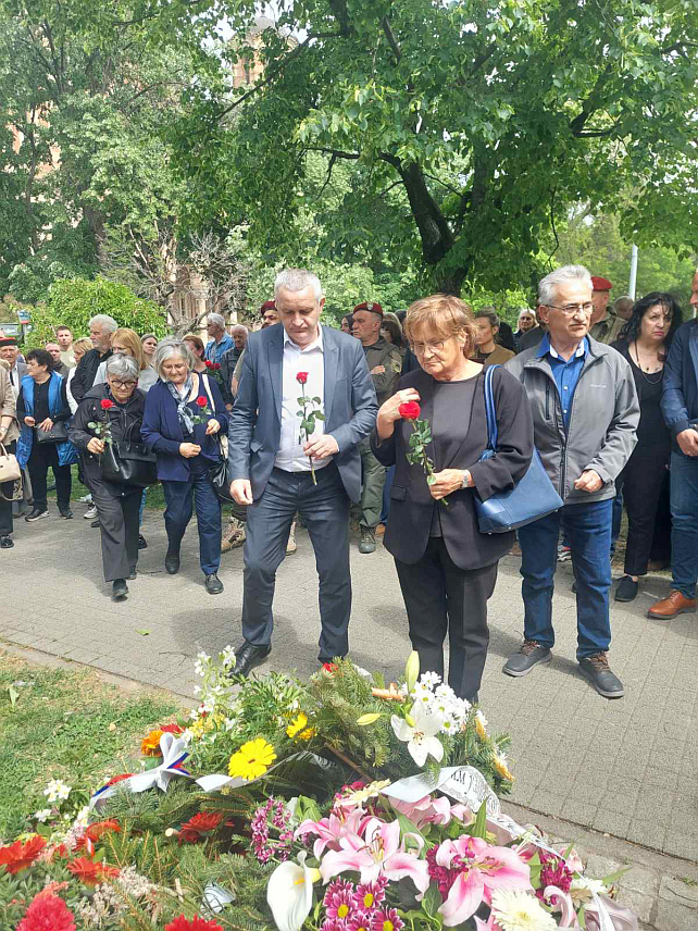 БЕОГРАД, 1. МАЈА /СРНА/ - Након парастоса положени су вијенце и цвијеће на споменик српским жртвама ратова на подручју бивше Југославије у Ташмајданском парку.