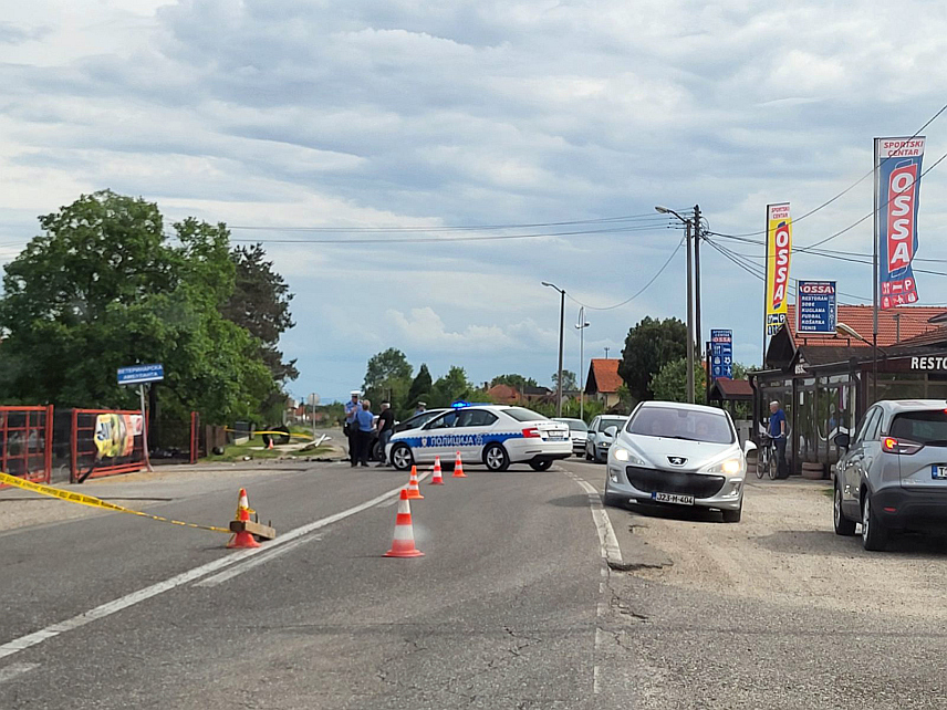 БИЈЕЉИНА, 1. МАЈА /СРНА/ - На магистралном путу Бијељина-Зворник у мјесту Патковача отежан је саобраћај због саобраћајне незгоде у којој су учествовали мотоциклиста и аутомобил.