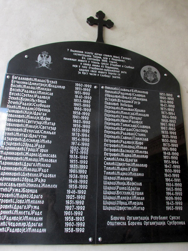 СРЕБРЕНИЦА, 01 . МАЈ /СРНА/ - Спомен плоча настарадалим мјештанима Подравања међу којима је и име Драге Митровића кога су исти непријатељи почели клати 1941. а доклали 1992.године