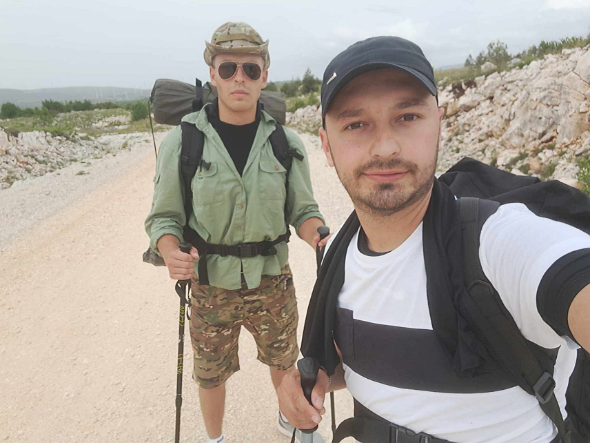 ГЛАМОЧ, 20. МАЈА /СРНА/ - Браћа Душко и Жељко Јокић из Гламоча за два дана стигли су до Посушја у ходочашћу до манастира Острог, гдје иду ради помоћи самохраној мајци Ани Глогињи из Дрвара која води битку да прохода.