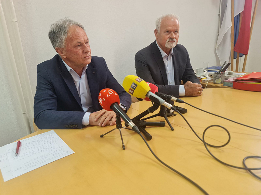 БАЊАЛУКА, 20. МАЈА /СРНА/ - Предсједник Савеза логораша Републике Српске Анђелко Носовић и члан Предсједништва Савеза логораша Микајило Митровић на конференцији за новинаре.