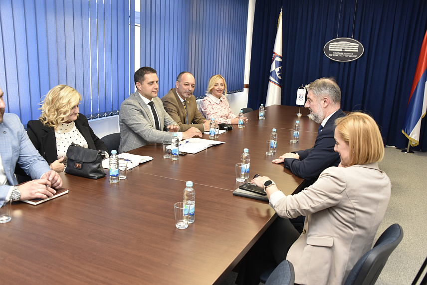 ЧЕЛИНАЦ, 20. МАЈА /СРНА/ - Министар здравља и социјалне заштите Републике Српске Ален Шеранић на састанку са начелником општине Владом Глигорићем и директором Дома здравља Драшком Купрешаком.