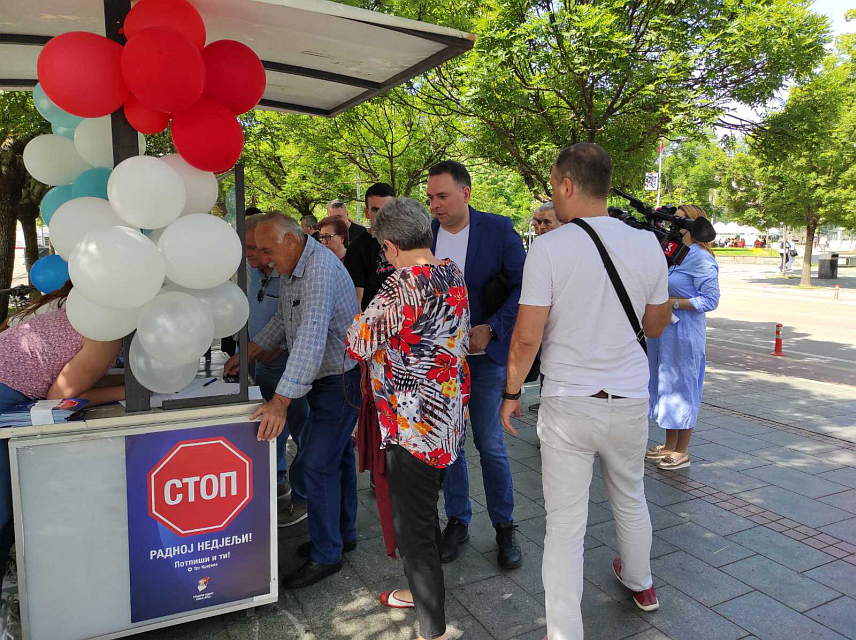 БАЊАЛУКА, 20. МАЈА /СРНА/ - У Бањалуци на Тргу Крајине данас је почело потписивање петиције “Стоп радној недјељи”, а грађани ће наредних седам дана моћи пружити подршку овој иницијативи чији је покретач Градска организација СДС Бањалука.