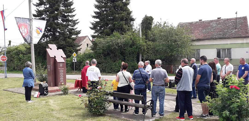 БРОД, 20. МАЈА /СРНА - У бродској мјесној заједниици Тулек служен је помен парастос деветорици бораца и цивила с подручја ове мјесне заједнице погинулих у протеклом Одбрамбено-отаџбинском рату.