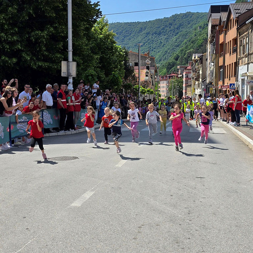 ЗВОРНИК, 20. МАЈА /СРНА/ - У Зворнику је данас одржана осма улична трка на којој је учествовало више од 1.200 зворничких предшколаца, основаца и средњошколаца, те младих из Власенице, Бијељине, Пала и општине Крупањ из Србије.