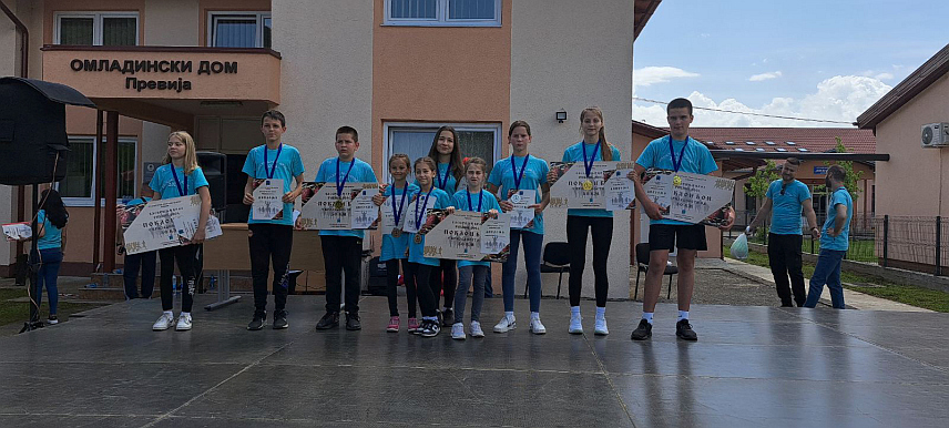 РИБНИК, 20. МАЈА /СРНА/ - У Васкршњем кросу у Рибнику данас је учествовало више од 350 ученика основних и средњих школа, те дјеца из Јавне предшколске установе "Србија".