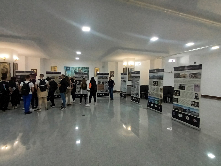 ЗВОРНИК, 20. МАЈА /СРНА/ - У крипти Саборног храма Рођења Пресвете Богородице у Зворнику отворена је данас изложба са 27 банера која је посвећена српском научнику Милеви Марић Ајнштајн.