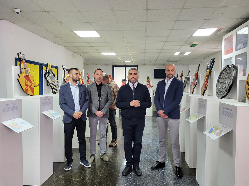 ПАЛЕ, 20. МАЈА /СРНА/ - На Филозофском факултету на Палама вечерас је отворена изложба "Орао, лав и крин - хералдика средњовјековних српских земаља", аутора Јанка Врачара и Дејана Дошлића, на којој су представљени грбови 2О најважнијих српских владарских породица.