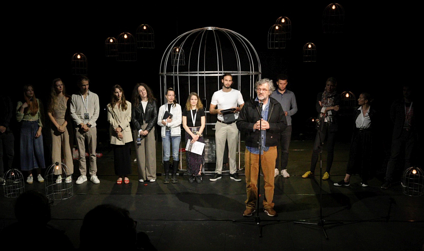 МОКРА ГОРА, 20. МАЈА /СРНА/ - Представа "11 поткошуља" студената Факултета драмских уметности из Београда у режији Симе Ђукића проглашена је за најбољу на петом "Позоришном Кустендорфу" на Мећавнику.