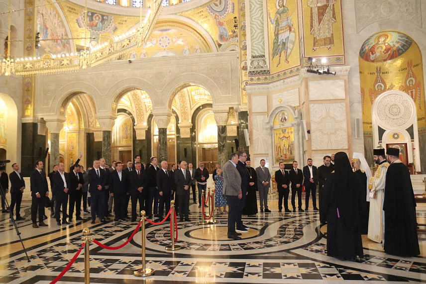БЕОГРАД, 20. МАЈА /СРНА/ - Предсједник Републике Српске Милорад Додик присуствовао је јутрос са предсједником Србије Александром Вучићем молитви у Храму Светог Саве пред Вучићев полазак у Њујорк, гдје ће се пред Генералном скупштином УН наћи антисрпска резолуција о Сребреници. /ФОТО Борислав Здриња/