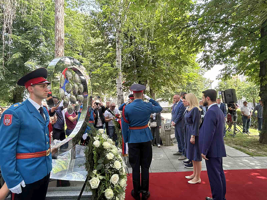 БАЊАЛУКА, 21. МАЈА /СРНА/ - Српски члан Предсједништва БиХ Жељка Цвијановић, предсједник Народне скупштине Републике Српске Ненад Стевандић, изасланик предсједника Српске Марко Ромић, министар рада и борачко-инвалидске заштите Данијел Егић у име Владе Српске и породице 12 беба које су преминуле због неразумијевања свјетских моћника који нису дозволили транспорт кисеоника 1992. године, положили су вијенце на спомен-обиљежје "Живот" у центру Бањалуке.
