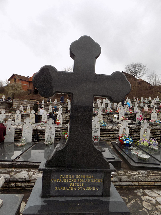 БРАТУНАЦ, 21. МАЈА /СРНА/ - Спомен-крст погинулим борцима са сарајевског ратишта, чији су посмртни остаци пренесени из сарајевских општина у егзодусу Срба из Сарајева након потписивања Дејтонског споразума.